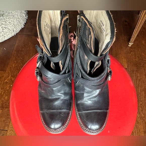 Gorgeous black and wine Freebird shoes - Picture 8 of 8